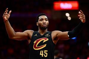 内外开花！米切尔半场12中7独得22分 三分5中3