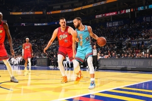 记者预测全明星：亚&约&东无悬念首发 库里KD等老将在列 老詹存疑