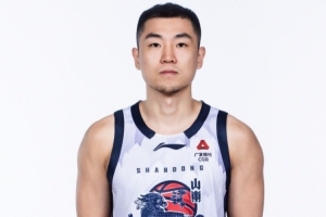 新赛季倒计时！高诗岩晒山东男篮定妆照：第11年打卡