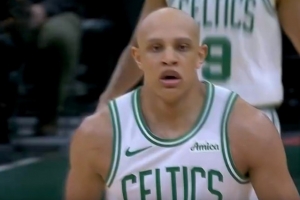 要投疯！沃尔什大空位三分再进 凯尔特人开局外线6中5！