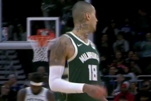 同一起跑线！库兹马反击背后过人上篮被怀特干扰球 雄鹿11-0追平