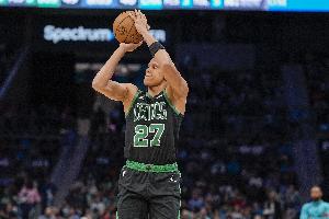 白瞎这表现！沃尔什10中8得到20分8篮板3抢断 其中4前场篮板