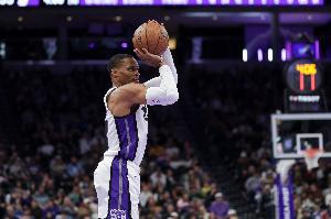 止血！威少外线被放空 晃动后出手三分洞穿篮心