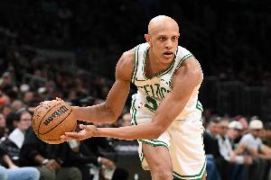 一看就是狠人！沃尔什半场7中7&三分3中3怒砍18分3板3断