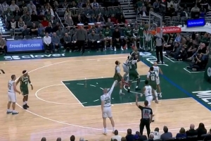 你是什么选手？射手豪泽接连三分机会不中 最后空篮也上不进！