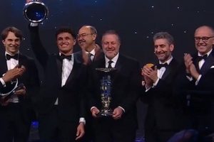 世界冠军！诺里斯在FIA年度颁奖典礼上捧起F1车手总冠军奖杯