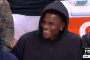 疑似互动？库里连续点飞稳稳命中三分后 场下华子笑得更开心了