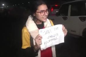 FIFA排名仅142！梅西印度行期间 一名女孩举“救救印度足球”标语