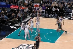 这很下饭！莫兰特陀螺转过掉防守人 面对空篮没有上进