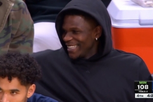 这么开心的嘛！穆迪追身三分再进追到差4分 爱德华兹场下呲牙笑