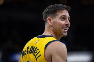 板凳匪徒！麦康纳半场替补出战8分钟 7投6中高效得13分2助