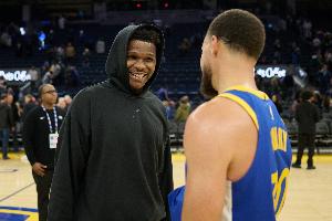 “密谋”什么好事？库里和爱德华兹赛后拥抱热聊