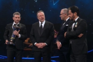 最大赢家！迈凯伦车队领取车队总冠军奖杯，连续两年夺得车队冠军