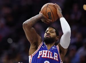 攻防一体！保罗·乔治17中8拿到23分6板5助 关键时刻上篮命中