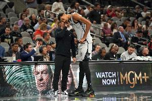 记者：米奇率教练组做出精密轮换计划 本场是预示着新时代的对决