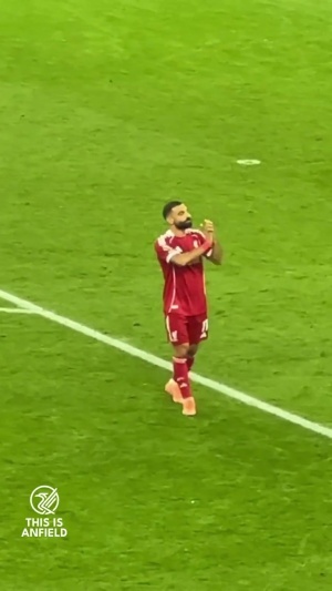 还会再见吗？萨拉赫在动身前往非洲杯前，向安菲尔德球场鼓掌致意