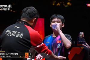 林诗栋10-6张本后连丢4分，暂停后连丢2分，最终12-10惊险拿下