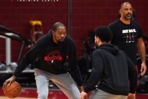 将开启6连客&战掘湖船 火箭官方晒训练照：杜兰特专注 申京微笑