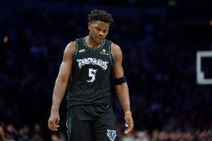 森林狼官方：爱德华兹因右脚酸痛明日对阵国王出战成疑