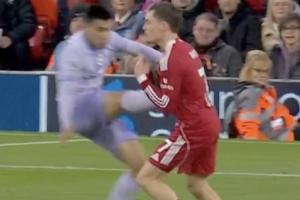 神似！迭戈·戈麦斯飞踹维尔茨染黄 10年德容飞踹阿隆索也只染黄