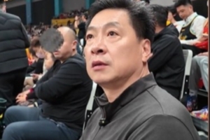 李春江晒在广厦主场的视频：以球迷身份参加颁奖仪式 重在参与