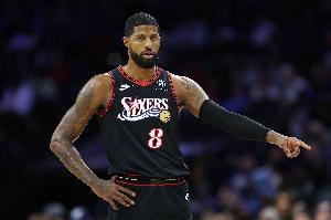 外线开炮！保罗·乔治11中5砍半场最高17分 三分5中4