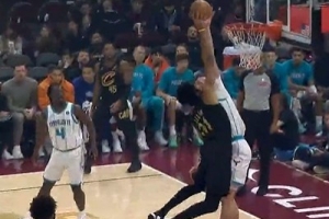 此路不通！阿伦顺下试图隔扣 遭卡尔克布伦纳迎面大帽