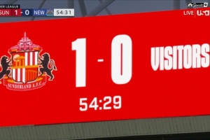 死敌！桑德兰主场比分牌上没有纽卡的队名和队徽，仅以客队标注