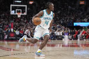 帽子戏法！赛恩·詹姆斯外线开炮 三分3投全中