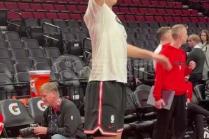 心态不错啊！杨瀚森练习三分，投着投着突然自己就笑了！