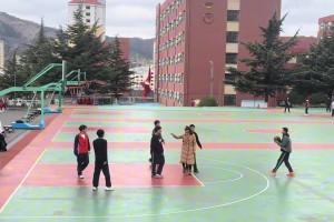 😏我小时候就缺一个这么好的美女体育老师，不然早就登陆NBA了~