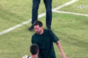 到达下一站！梅西将球踢上看台和球迷互动