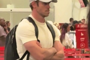 依旧有型！网友坐飞机刚好碰到贝尔和其老婆