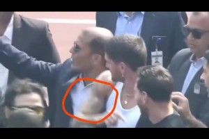 德保罗被印度工作人员抓住胳膊感到很不爽😡