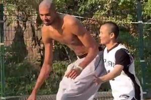 文班亚马休赛期赤膊上身在少林寺打球，这身体谁看了不震撼？