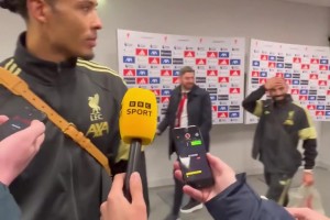 幽默😂记者：萨拉赫，你想接受采访吗？萨拉赫：连续两周？不了