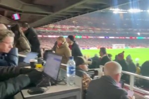 错过了！被狼队扳平后，阿森纳球迷纷纷离场，最后时刻枪手绝杀