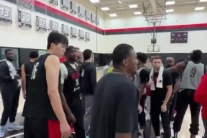 状态如何？开拓者全队训练！杨瀚森出镜接球背打~