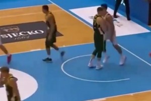 古典中锋！名场面：祖巴茨国际赛场生凿字母哥！