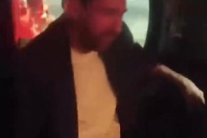 梅西和德保罗挤进一辆小车里，空间实在是太小了😂