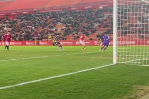 太绝了！西协甲球员脚后跟射门竟然拉出了这样的弧线